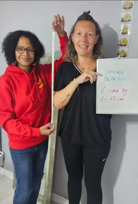 Une adhérente du club d’Ozoir-la-Ferrière dévoile son bilan, écrit sur une ardoise